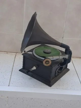 Gramola antigua decorativa