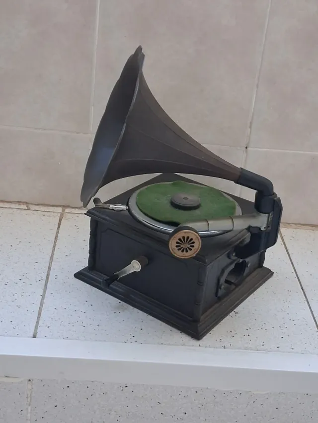 Gramola antigua decorativa