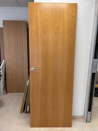 Puerta de madera con manilla