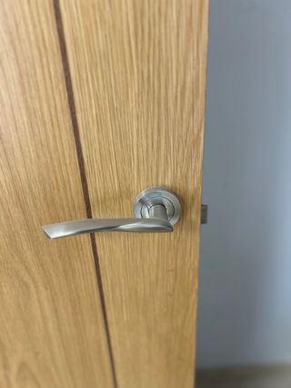 Puerta de madera con manilla