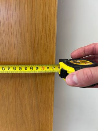 Puerta de madera con manilla