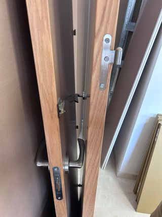 Puerta de madera con manilla