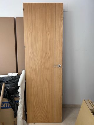 Puerta de madera con manilla