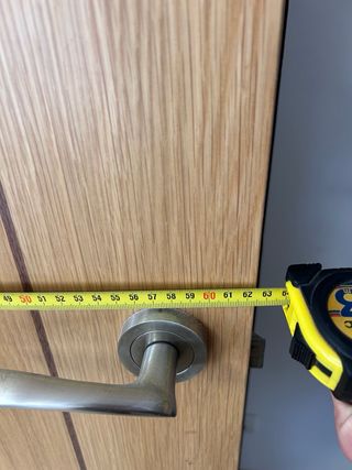 Puerta de madera con manilla