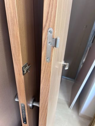 Puerta de madera con manilla