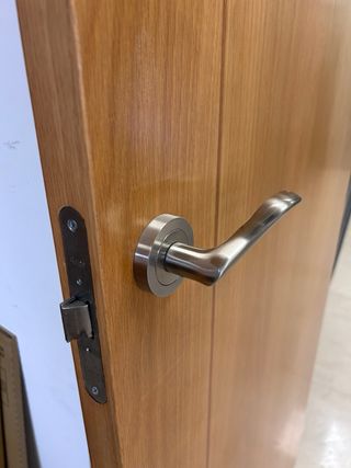 Puerta de madera con manilla