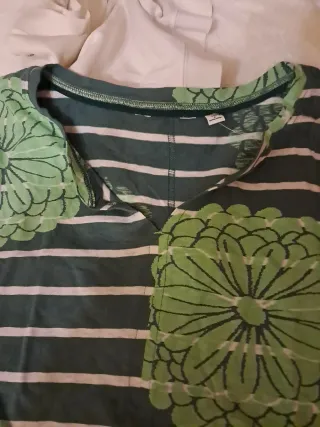 Camisa de rayas con flores verdes