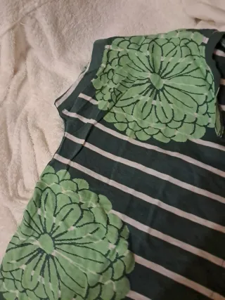 Camisa de rayas con flores verdes