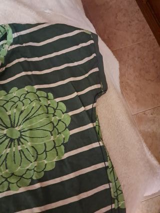 Camisa de rayas con flores verdes