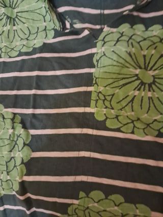 Camisa de rayas con flores verdes