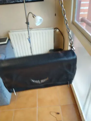 Bolso negro con cadena