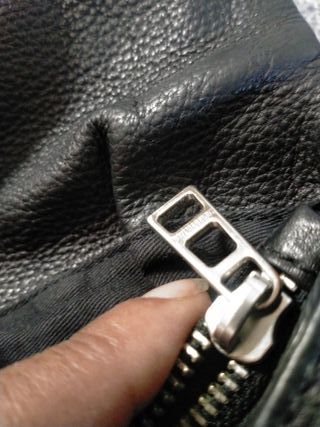 Bolso negro con cadena