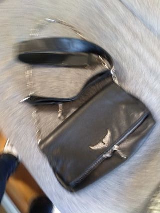 Bolso negro con cadena