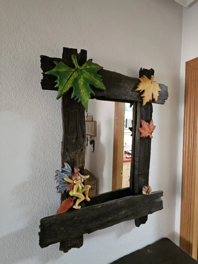 Recibidor de madera rústico con figuras de duendes