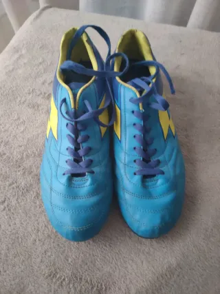 Botas de fútbol Lotto azules y amarillas