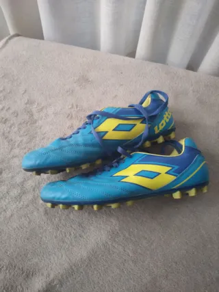 Botas de fútbol Lotto azules y amarillas