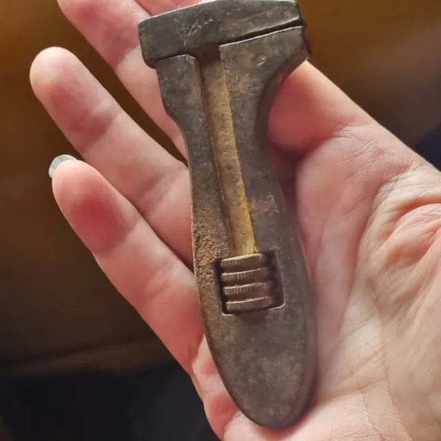 Llave inglesa ajustable antigua de hierro forjado
