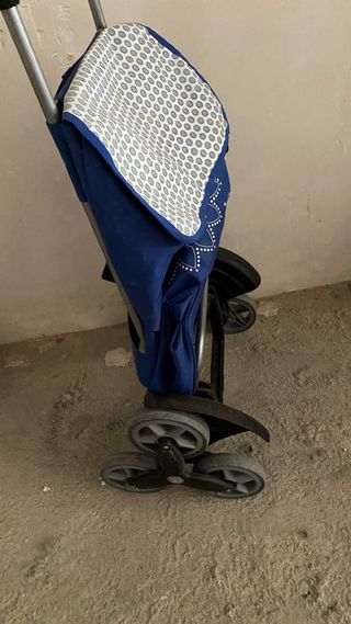 Carro de la compra azul con ruedas