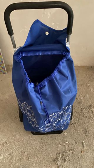 Carro de la compra azul con ruedas