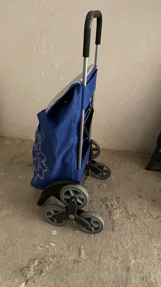 Carro de la compra azul con ruedas