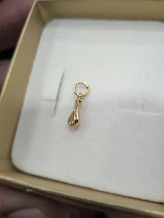 Mini colgante puñito oro