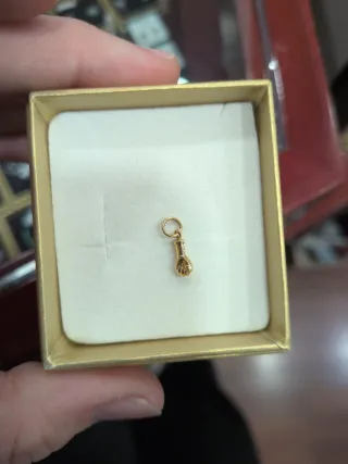 Mini colgante puñito oro
