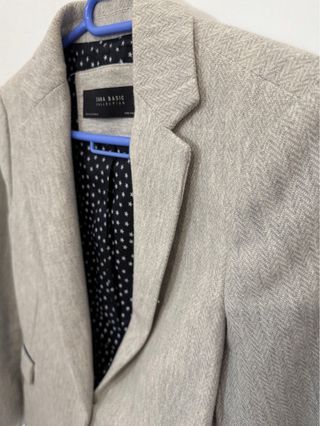 Americana Zara Gris con Detalles Azul Marino