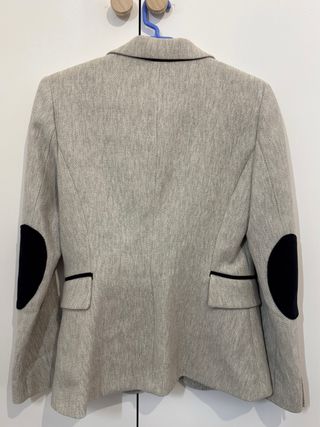 Americana Zara Gris con Detalles Azul Marino