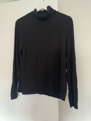Camiseta de invierno negra cuello alto.
tres cami