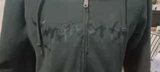 Chaqueta con capucha negra