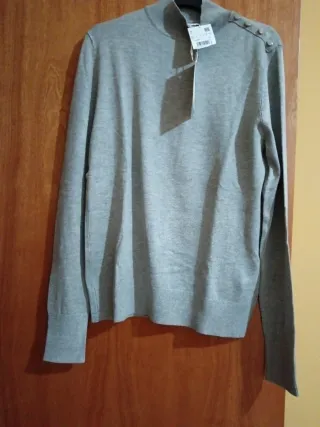 Jersey gris cuello alto con botones