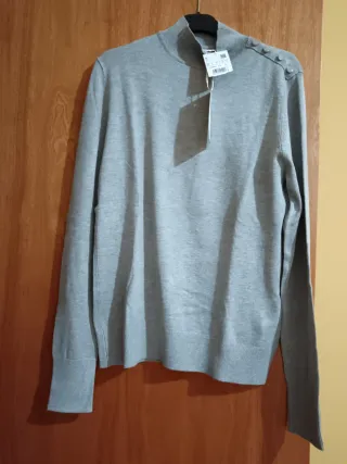 Jersey gris cuello alto con botones