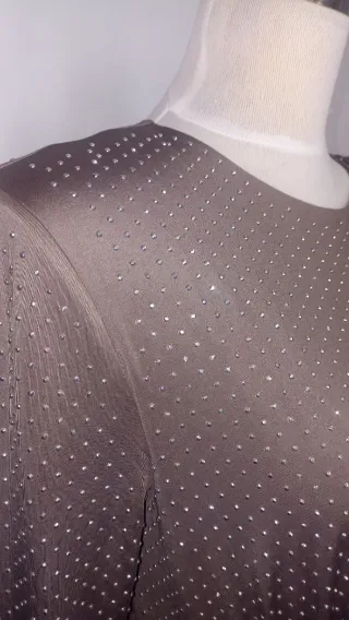 Vestido marrón con pedrería plateada