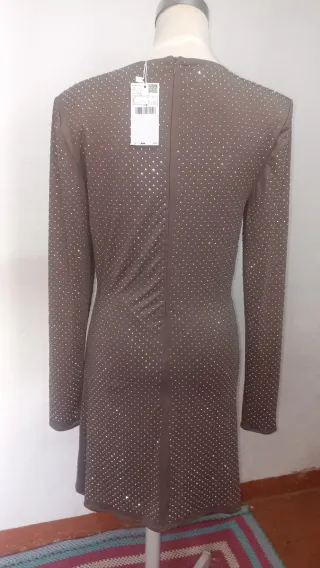 Vestido marrón con pedrería plateada