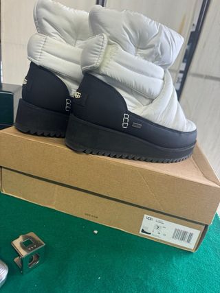 Botas UGG acolchadas blancas y negras
