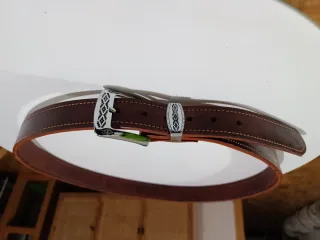 Cinturón de cuero marrón con hebilla plateada