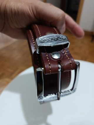 Cinturón de cuero marrón con hebilla plateada