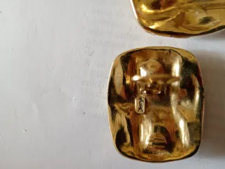 Orecchini dorati effetto ondulato