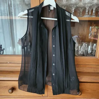 Camisa negra sin mangas transparente