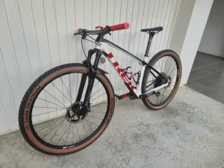 MTB Trek Procaliberde carbono montada a capricho