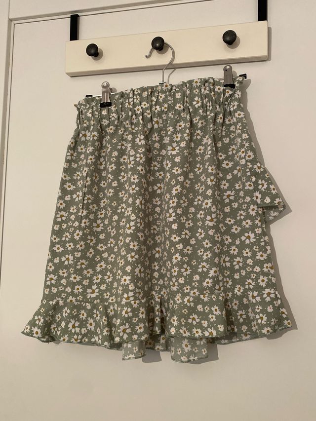 Falda verde con estampado floral