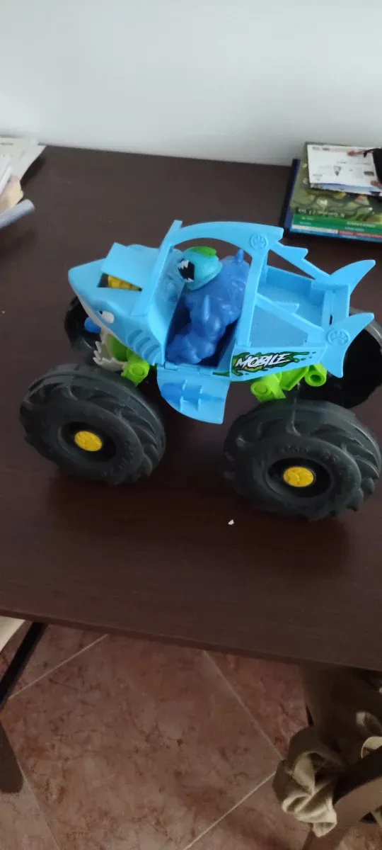 Coche Goo Jit Zu Go con figuras