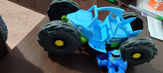 Coche Goo Jit Zu Go con figuras