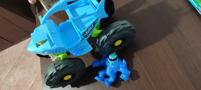 Coche Goo Jit Zu Go con figuras