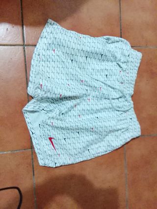 Pantalón corto Nike blanco con logo