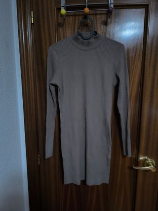 Vestido marrón canalé cuello alto manga larga