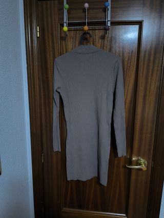 Vestido marrón canalé cuello alto manga larga