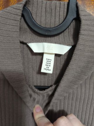 Vestido marrón canalé cuello alto manga larga