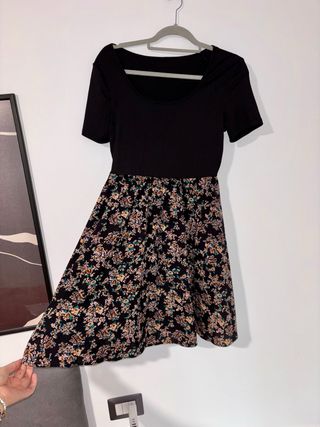 Vestito nero con gonna a fiori