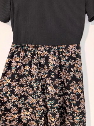 Vestito nero con gonna a fiori